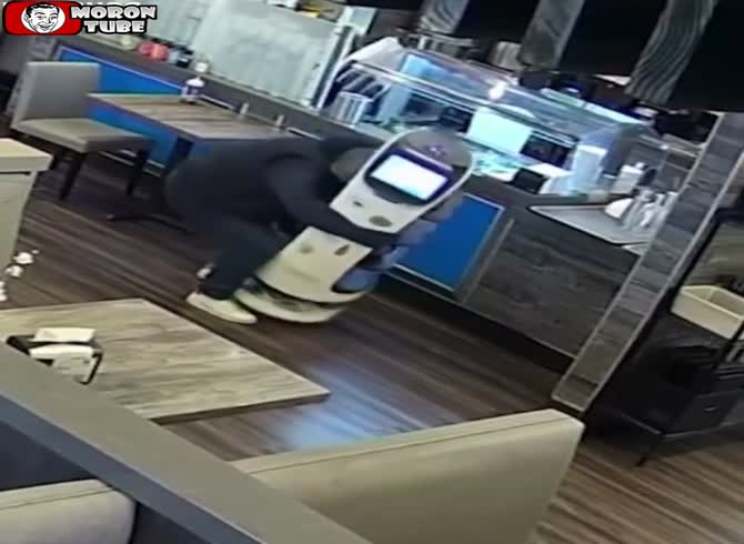 Video :A criminal attempts to take a restaurant's food delivery robot
